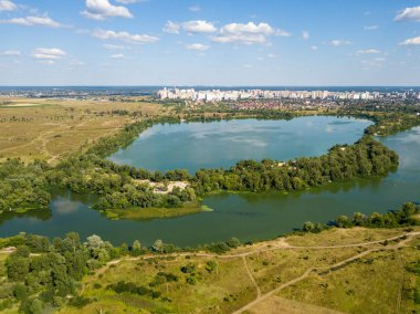 Kiev 'deki Dinyeper nehrinin panoramik manzarası. Güneşli açık bir gün. Hava aracı görünümü.