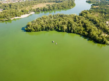 Hava görüntüsü. Dinyeper Nehri Bankası. Nehrin yeşil sularında yosunlar açar..