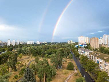 Kiev 'in yerleşim bölgesi üzerinde çift gökkuşağı. Hava aracı görünümü.
