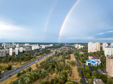 Kiev 'in yerleşim bölgesi üzerinde çift gökkuşağı. Hava aracı görünümü.