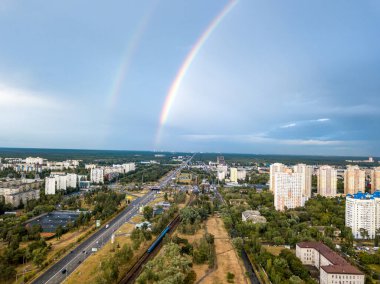 Kiev 'in yerleşim bölgesi üzerinde çift gökkuşağı. Hava aracı görünümü.