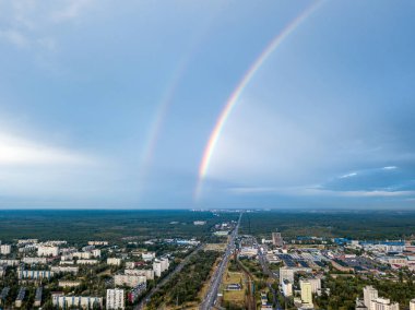 Kiev 'in yerleşim bölgesi üzerinde çift gökkuşağı. Hava aracı görünümü.