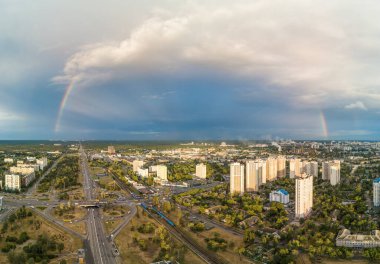 Hava aracı görüntüsü. Kiev 'in yerleşim bölgesi üzerinde çift gökkuşağı.