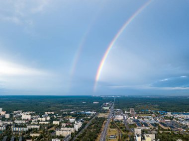 Kiev 'in yerleşim bölgesi üzerinde çift gökkuşağı. Hava aracı görünümü.