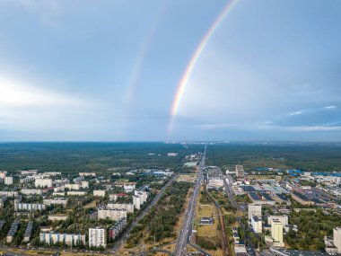 Kiev 'in yerleşim bölgesi üzerinde çift gökkuşağı. Hava aracı görünümü.