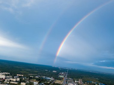 Kiev 'in yerleşim bölgesi üzerinde çift gökkuşağı. Hava aracı görünümü.