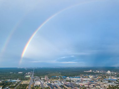 Kiev 'in yerleşim bölgesi üzerinde çift gökkuşağı. Hava aracı görünümü.