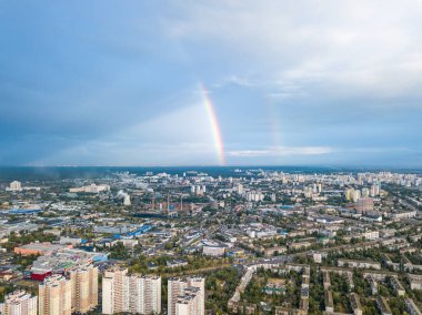 Kiev 'in yerleşim bölgesi üzerinde çift gökkuşağı. Hava aracı görünümü.