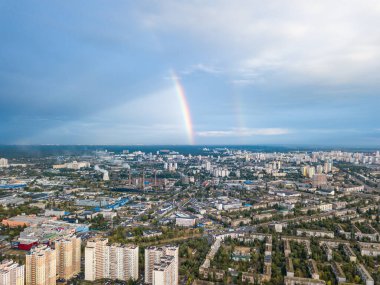 Kiev 'in yerleşim bölgesi üzerinde çift gökkuşağı. Hava aracı görünümü.