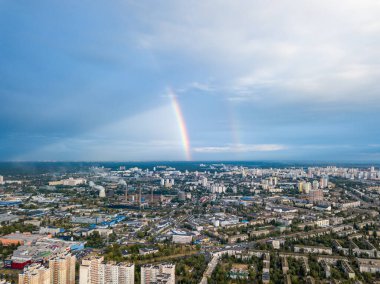 Kiev 'in yerleşim bölgesi üzerinde çift gökkuşağı. Hava aracı görünümü.