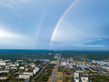 Kiev 'in yerleşim bölgesi üzerinde çift gökkuşağı. Hava aracı görünümü.