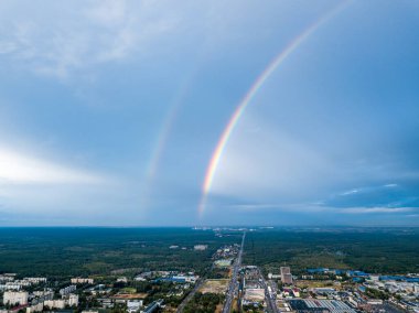 Kiev 'in yerleşim bölgesi üzerinde çift gökkuşağı. Hava aracı görünümü.