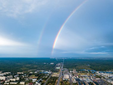 Kiev 'in yerleşim bölgesi üzerinde çift gökkuşağı. Hava aracı görünümü.
