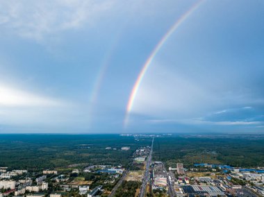 Kiev 'in yerleşim bölgesi üzerinde çift gökkuşağı. Hava aracı görünümü.