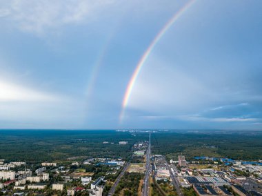 Kiev 'in yerleşim bölgesi üzerinde çift gökkuşağı. Hava aracı görünümü.