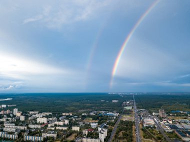 Kiev 'in yerleşim bölgesi üzerinde çift gökkuşağı. Hava aracı görünümü.