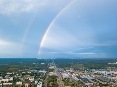 Kiev 'in yerleşim bölgesi üzerinde çift gökkuşağı. Hava aracı görünümü.