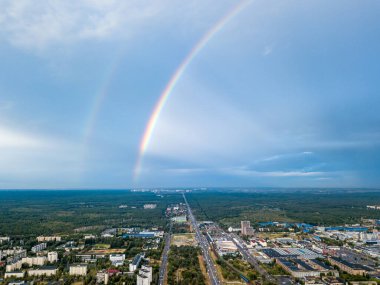 Kiev 'in yerleşim bölgesi üzerinde çift gökkuşağı. Hava aracı görünümü.