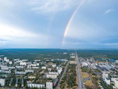 Kiev 'in yerleşim bölgesi üzerinde çift gökkuşağı. Hava aracı görünümü.