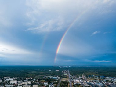 Kiev 'in yerleşim bölgesi üzerinde çift gökkuşağı. Hava aracı görünümü.