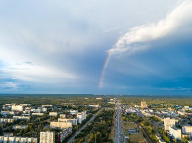 Hava aracı görüntüsü. Kiev 'in yerleşim bölgesi üzerinde gökkuşağı.