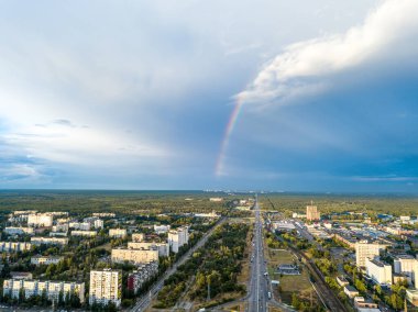 Hava aracı görüntüsü. Kiev 'in yerleşim bölgesi üzerinde gökkuşağı.