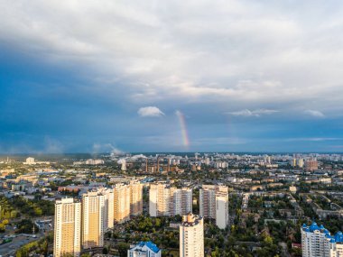 Hava aracı görüntüsü. Kiev 'in yerleşim bölgesi üzerinde gökkuşağı.