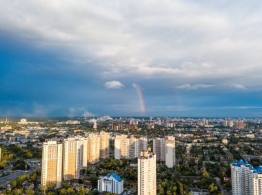 Hava aracı görüntüsü. Kiev 'in yerleşim bölgesi üzerinde gökkuşağı.