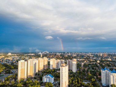 Hava aracı görüntüsü. Kiev 'in yerleşim bölgesi üzerinde gökkuşağı.