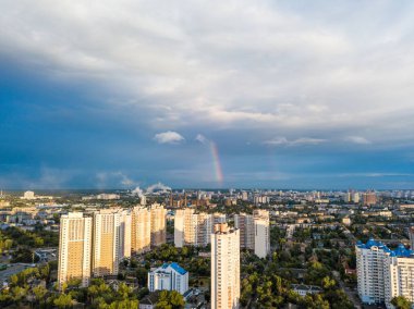 Hava aracı görüntüsü. Kiev 'in yerleşim bölgesi üzerinde gökkuşağı.