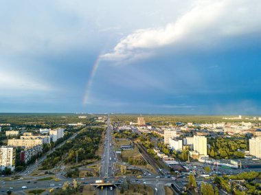 Hava aracı görüntüsü. Kiev 'in yerleşim bölgesi üzerinde gökkuşağı.
