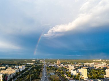 Hava aracı görüntüsü. Kiev 'in yerleşim bölgesi üzerinde gökkuşağı.