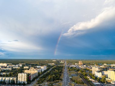 Hava aracı görüntüsü. Kiev 'in yerleşim bölgesi üzerinde gökkuşağı.