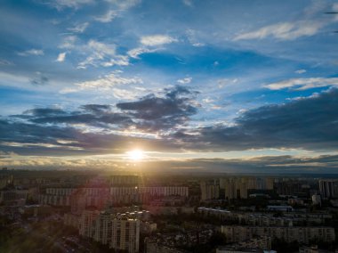 Hava aracı görüntüsü. Kiev 'in yerleşim bölgesi üzerinde gün batımı.