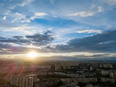 Hava aracı görüntüsü. Kiev 'in yerleşim bölgesi üzerinde gün batımı.