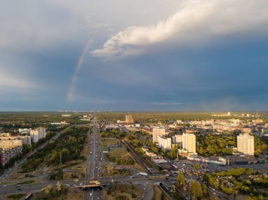Hava aracı görüntüsü. Kiev 'in yerleşim bölgesi üzerinde gökkuşağı.