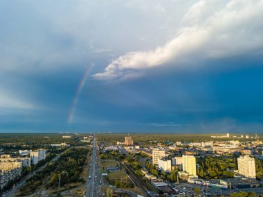 Hava aracı görüntüsü. Kiev 'in yerleşim bölgesi üzerinde gökkuşağı.