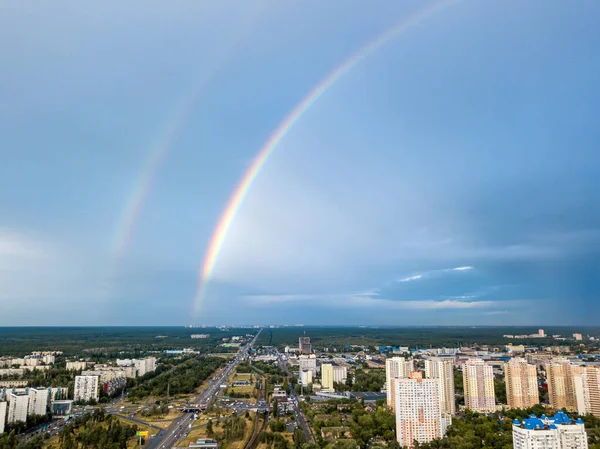 Kiev 'in yerleşim bölgesi üzerinde çift gökkuşağı. Hava aracı görünümü.