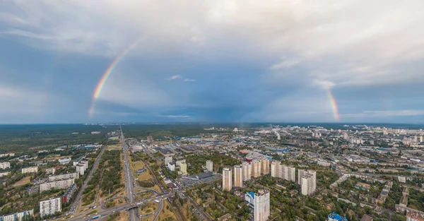 Hava aracı görüntüsü. Kiev 'in yerleşim bölgesi üzerinde çift gökkuşağı.