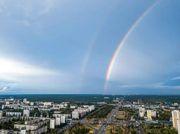 Kiev 'in yerleşim bölgesi üzerinde çift gökkuşağı. Hava aracı görünümü.