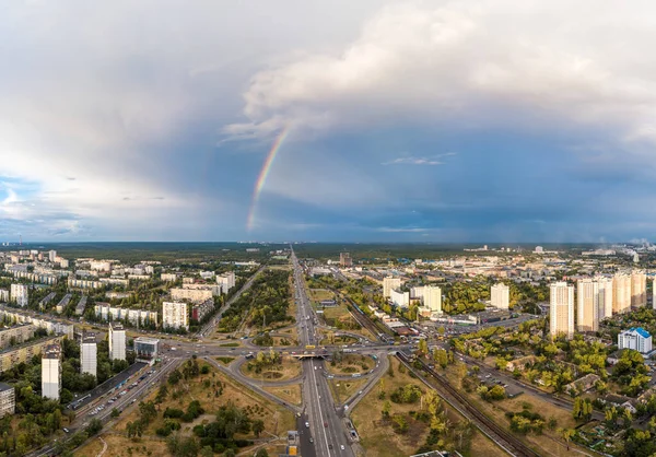 Hava aracı görüntüsü. Kiev 'in yerleşim bölgesi üzerinde çift gökkuşağı.