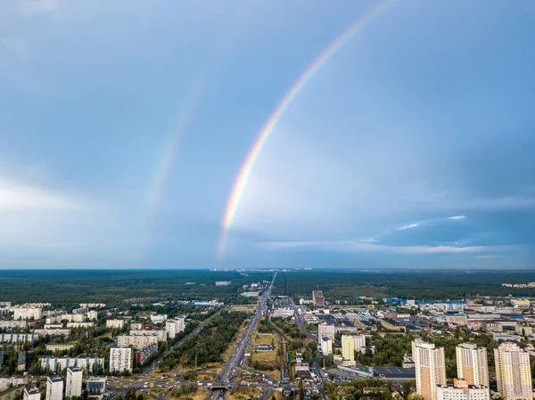 Kiev 'in yerleşim bölgesi üzerinde çift gökkuşağı. Hava aracı görünümü.