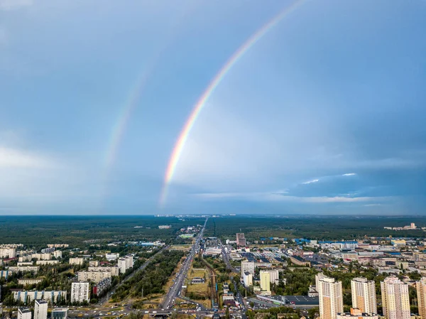 Kiev 'in yerleşim bölgesi üzerinde çift gökkuşağı. Hava aracı görünümü.
