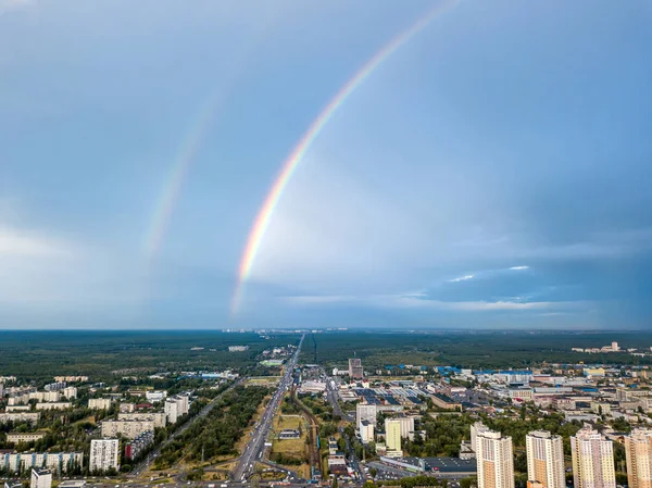 Kiev 'in yerleşim bölgesi üzerinde çift gökkuşağı. Hava aracı görünümü.