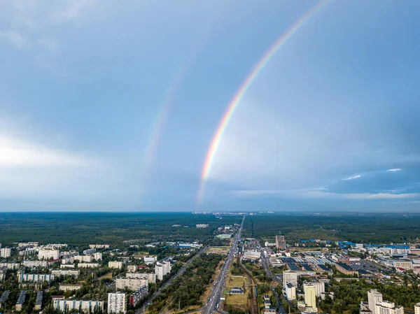 Kiev 'in yerleşim bölgesi üzerinde çift gökkuşağı. Hava aracı görünümü.