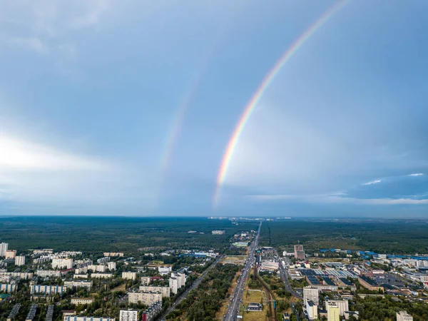 Kiev 'in yerleşim bölgesi üzerinde çift gökkuşağı. Hava aracı görünümü.
