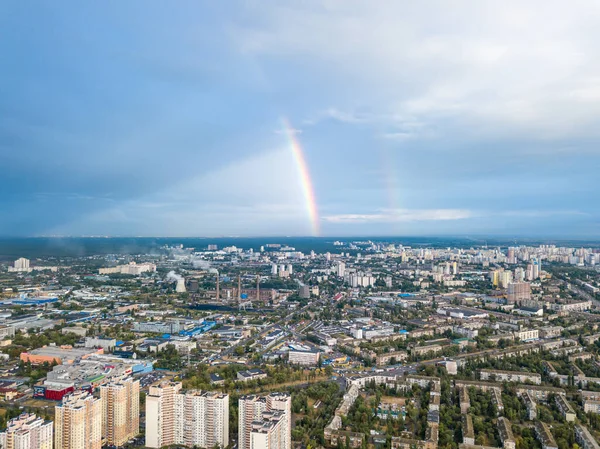 Kiev 'in yerleşim bölgesi üzerinde çift gökkuşağı. Hava aracı görünümü.