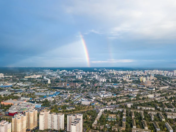 Kiev 'in yerleşim bölgesi üzerinde çift gökkuşağı. Hava aracı görünümü.