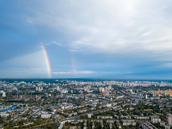 Kiev 'in yerleşim bölgesi üzerinde çift gökkuşağı. Hava aracı görünümü.