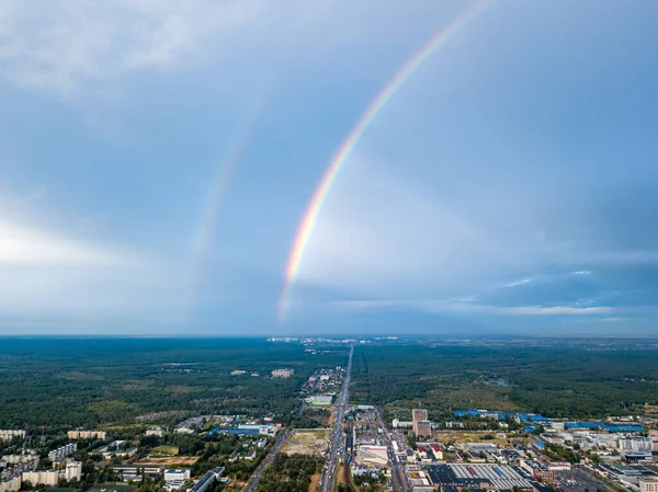 Kiev 'in yerleşim bölgesi üzerinde çift gökkuşağı. Hava aracı görünümü.